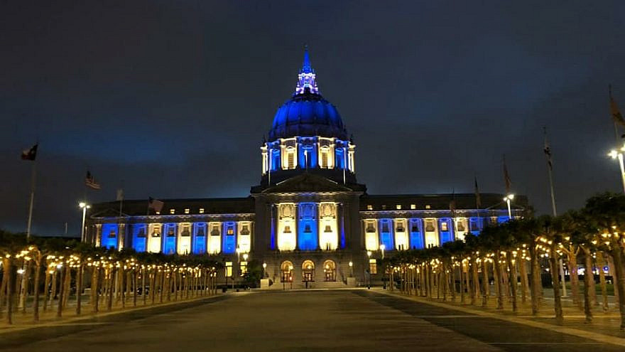 San Francisco City Hall illuminated in blue and white for Yom Ha'atzmaut in 2020. Credit: Israeli-American Council.