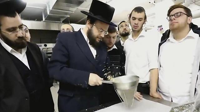Chief Rabbinate kashrut inspector (Ynetnews.com)