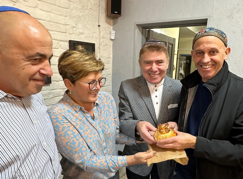 (From right to left) WUPJ President Rabbi Sergio Bergman, Rabbi Duchovny and members of the Progressive community in Lutsk, Ukraine.